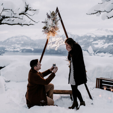 Mann macht seiner Freundin einen Heiratsantrag mit einem Joovels Verlobungsring
